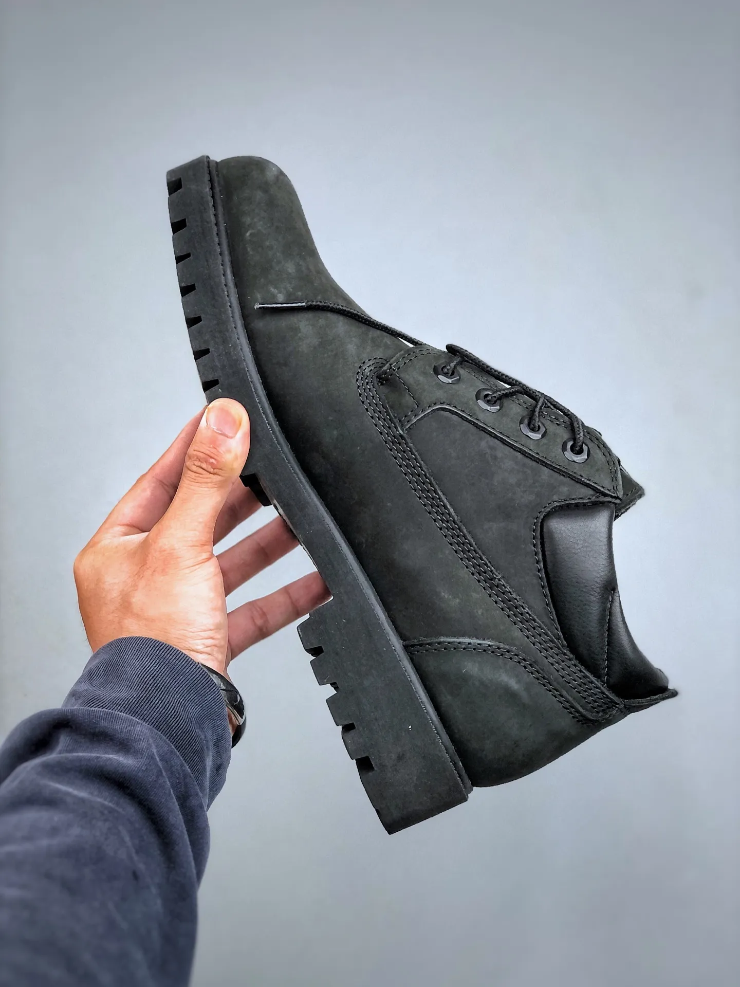 Local self-pickup💰700 supports store placement, pure and original top quality, one-to-one original development version, Timberland, not bad at kicking/black low-tops 73537 Produced by the original channel of Zhongshan Baoyuan, the top-notch technology is newly upgraded, it can be called a genuine copy machine, the original imported waterproof leather, the original anti-counterfeiting label, the purple light can scan, the computer sewing line, the four lines in parallel, the horizontal folding, the dynamic water-repellent, the top genuine consistent injection molding Craftsmanship: Rubber non-slip outsole resists cold and cracks. Authentic and consistent all-leather collar/lining/sole. Equipped with anti-fatigue shock-absorbing honeycomb insole. Extremely comfortable. Full set of original packaging accessories (comes with shoelaces, eraser, and counter bag) Size: 39.5 40 41 42 43 44 45 One size larger